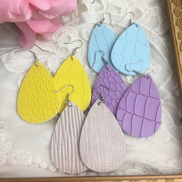 🌸STUNNING POWDER BLUE FAUX LEATHER EARRINGS.🌿 - Picture 3 of 4